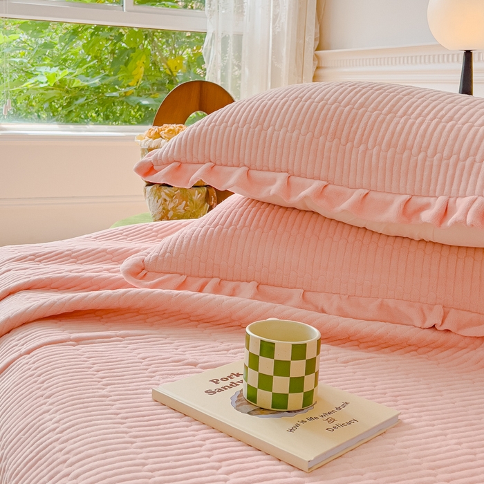 91家纺网 家纺一手货源 找家纺 乐野家居 2025新款A类加厚素色牛奶绒床盖系列 梦幻粉