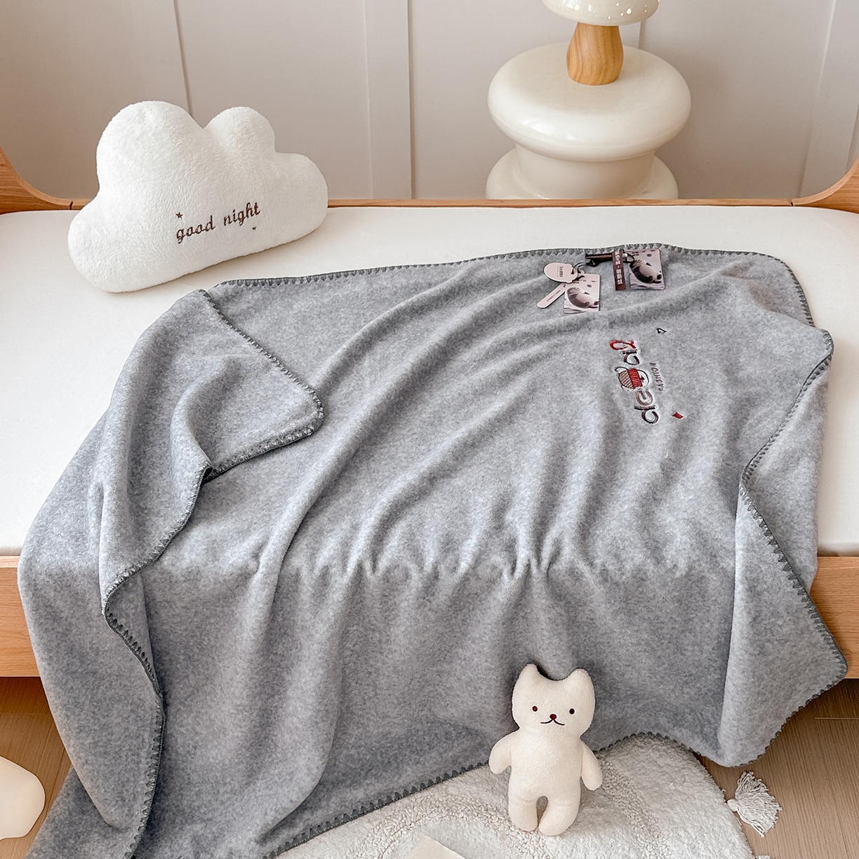 91家纺网 家纺一手货源 找家纺 小欢喜 2025新款多功能双面高克重獭獭绒盖毯 灰色