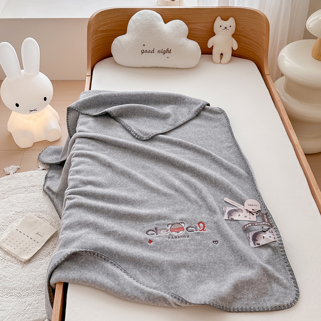 91家纺网 家纺一手货源 找家纺 小欢喜 2025新款多功能双面高克重獭獭绒盖毯 灰色