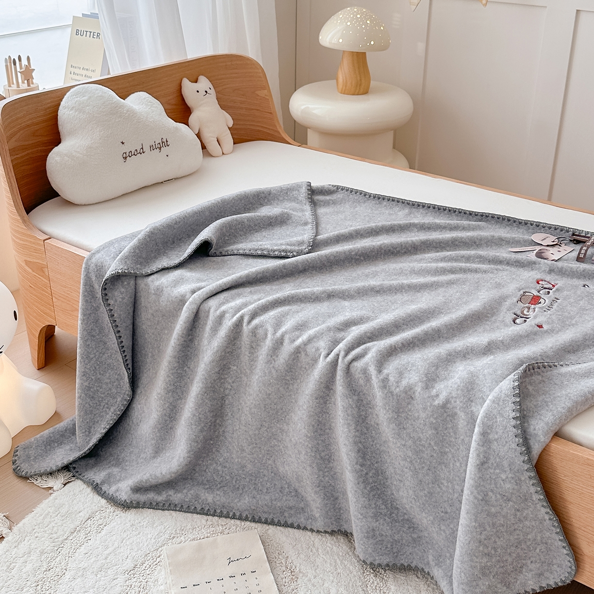 91家纺网 家纺一手货源 找家纺 小欢喜 2025新款多功能双面高克重獭獭绒盖毯 灰色