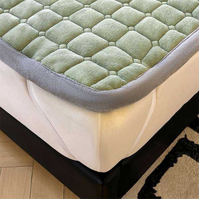 91家纺网 家纺一手货源 找家纺 喜居 2025新款luck熊牛奶绒床垫床褥子床护垫 LUCK熊-绿