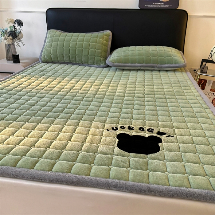 91家纺网 家纺一手货源 找家纺 喜居 2025新款luck熊牛奶绒床垫床褥子床护垫 LUCK熊-绿