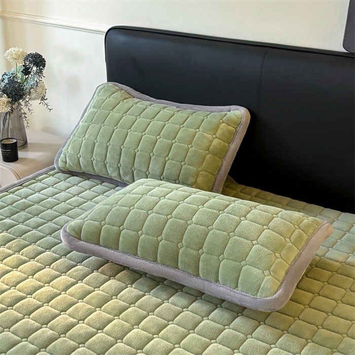 91家纺网 家纺一手货源 找家纺 喜居 2025新款luck熊牛奶绒床垫床褥子床护垫 LUCK熊-绿