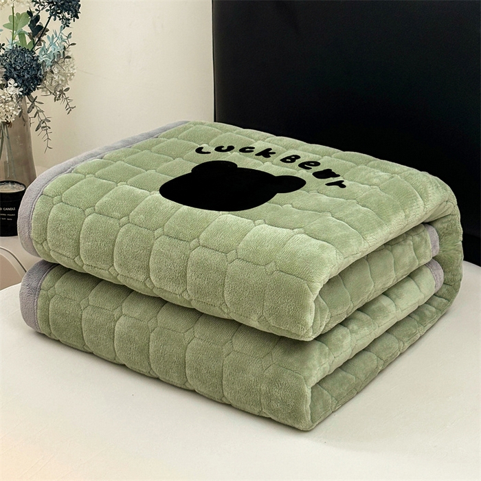 91家纺网 家纺一手货源 找家纺 喜居 2025新款luck熊牛奶绒床垫床褥子床护垫 LUCK熊-绿