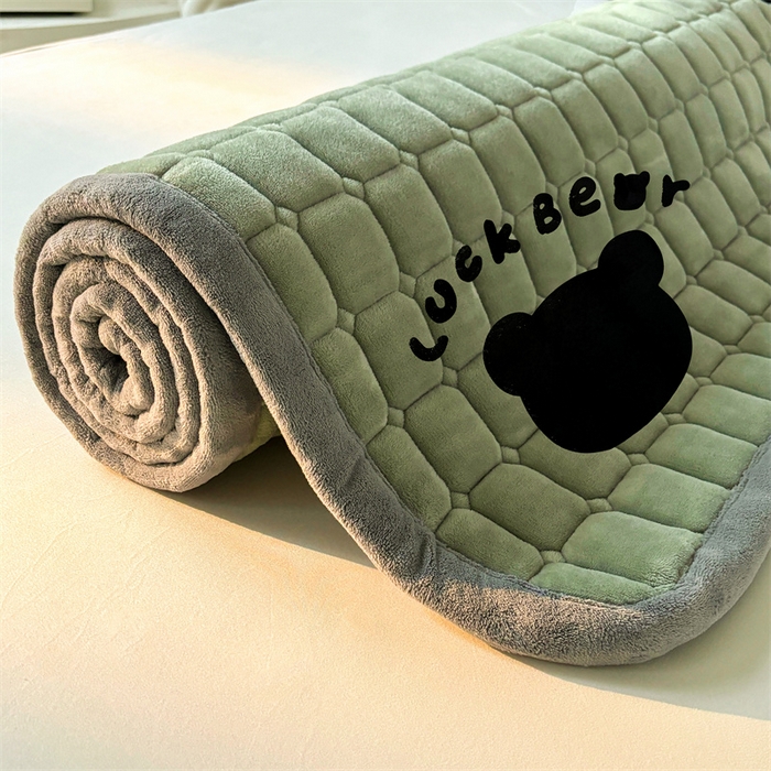 91家纺网 家纺一手货源 找家纺 喜居 2025新款luck熊牛奶绒床垫床褥子床护垫 LUCK熊-绿