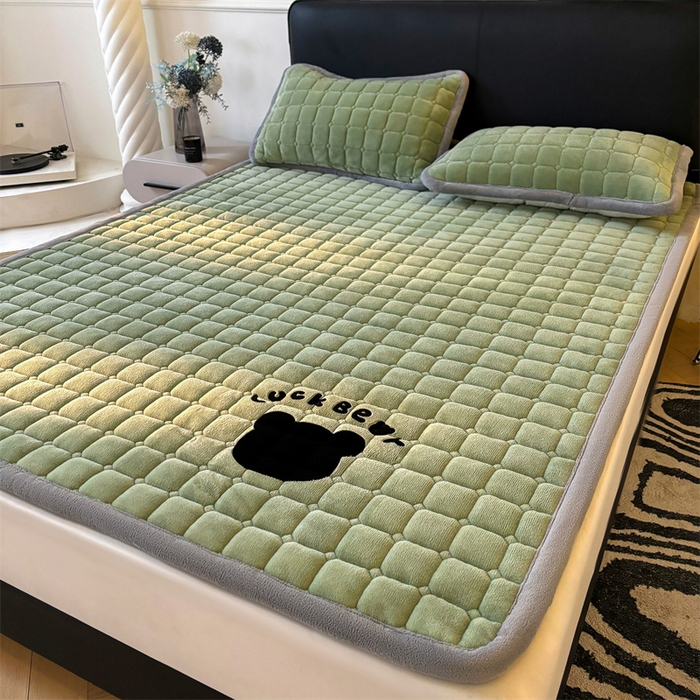 91家纺网 家纺一手货源 找家纺 喜居 2025新款luck熊牛奶绒床垫床褥子床护垫 LUCK熊-绿