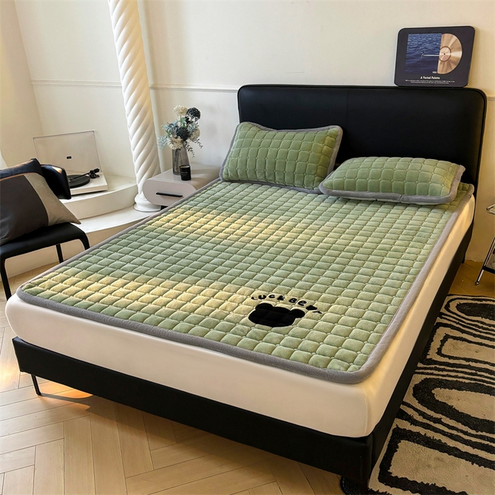 91家纺网 家纺一手货源 找家纺 喜居 2025新款luck熊牛奶绒床垫床褥子床护垫 LUCK熊-绿