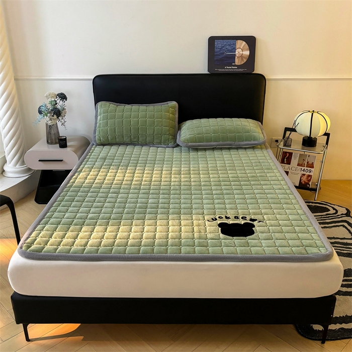 91家纺网 家纺一手货源 找家纺 喜居 2025新款luck熊牛奶绒床垫床褥子床护垫 LUCK熊-绿