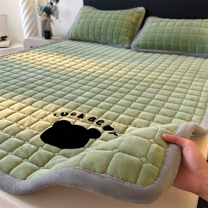 91家纺网 家纺一手货源 找家纺 喜居 2025新款luck熊牛奶绒床垫床褥子床护垫 LUCK熊-绿