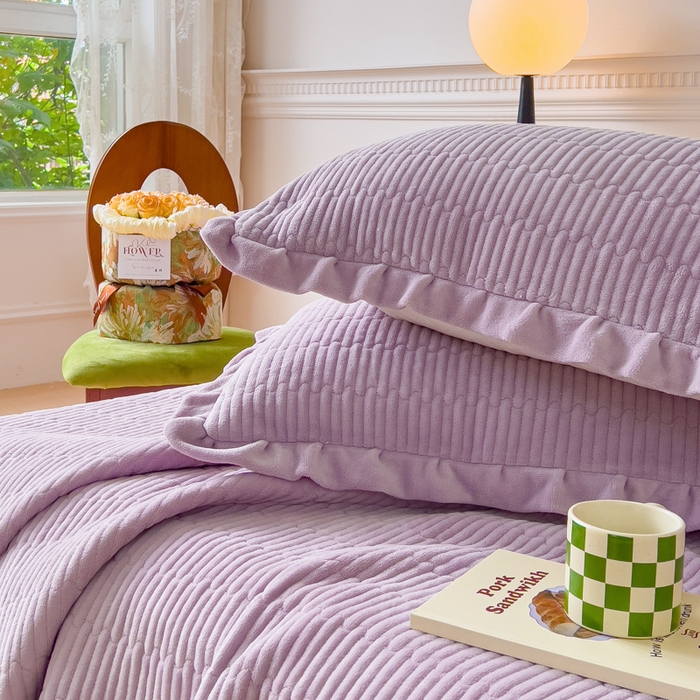 91家纺网 家纺一手货源 找家纺 乐野家居 2025新款A类加厚素色牛奶绒床盖系列 风信紫