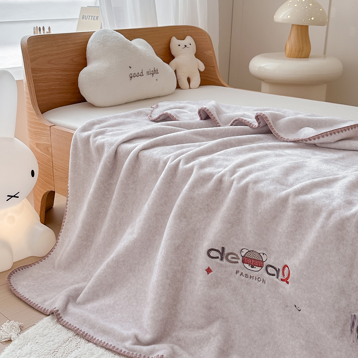 91家纺网 家纺一手货源 找家纺 小欢喜 2025新款多功能双面高克重獭獭绒盖毯 浅驼