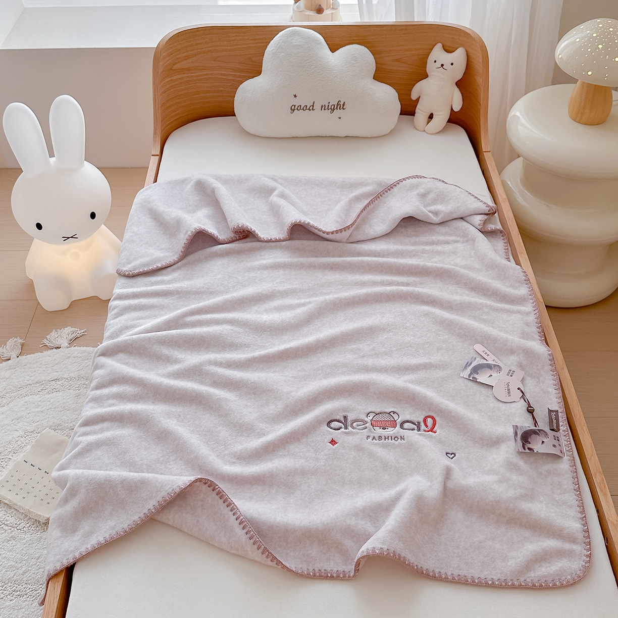 91家纺网 家纺一手货源 找家纺 小欢喜 2025新款多功能双面高克重獭獭绒盖毯 浅驼