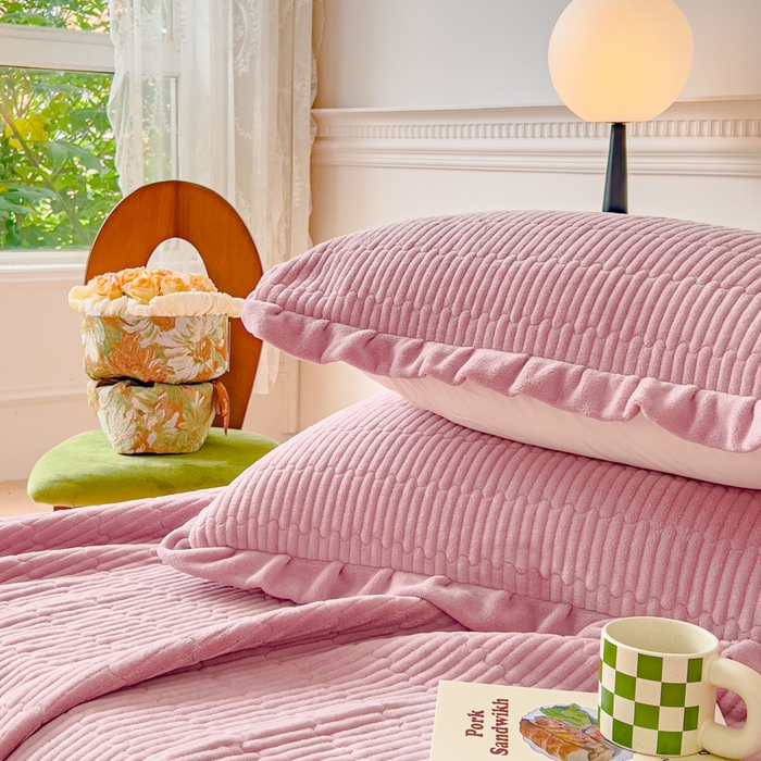 91家纺网 家纺一手货源 找家纺 乐野家居 2025新款A类加厚素色牛奶绒床盖系列 豆豆粉