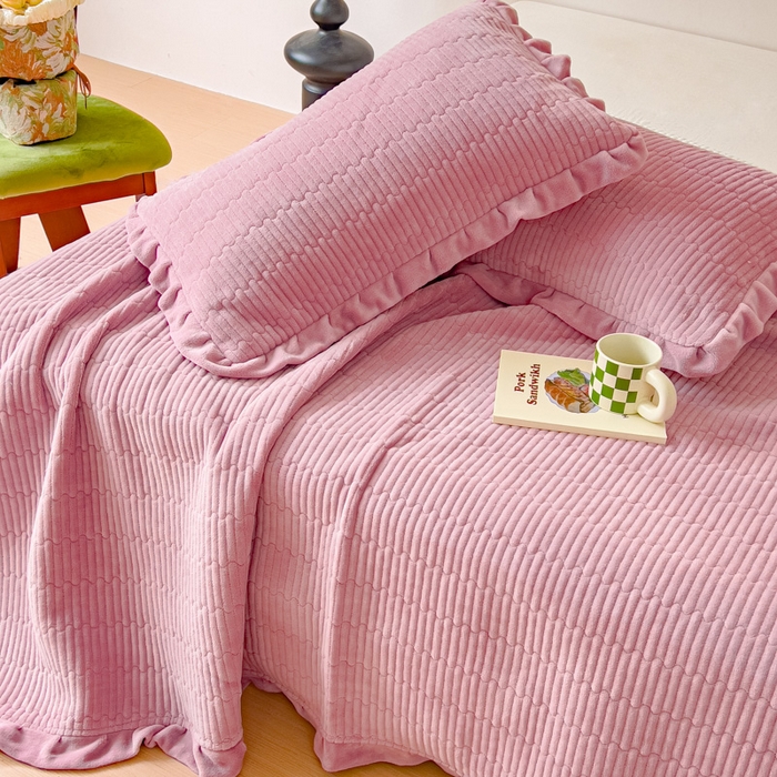 91家纺网 家纺一手货源 找家纺 乐野家居 2025新款A类加厚素色牛奶绒床盖系列 豆豆粉