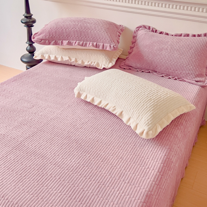 91家纺网 家纺一手货源 找家纺 乐野家居 2025新款A类加厚素色牛奶绒床盖系列 豆豆粉