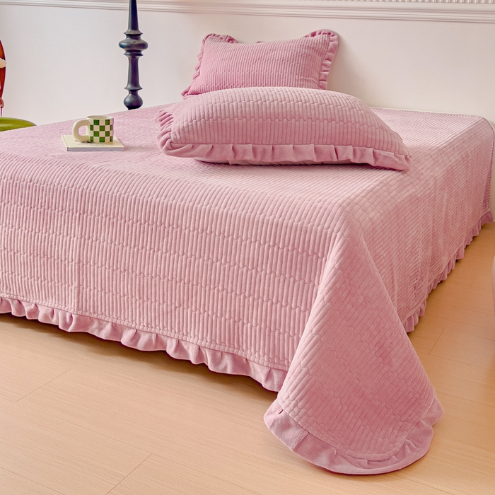 91家纺网 家纺一手货源 找家纺 乐野家居 2025新款A类加厚素色牛奶绒床盖系列 豆豆粉