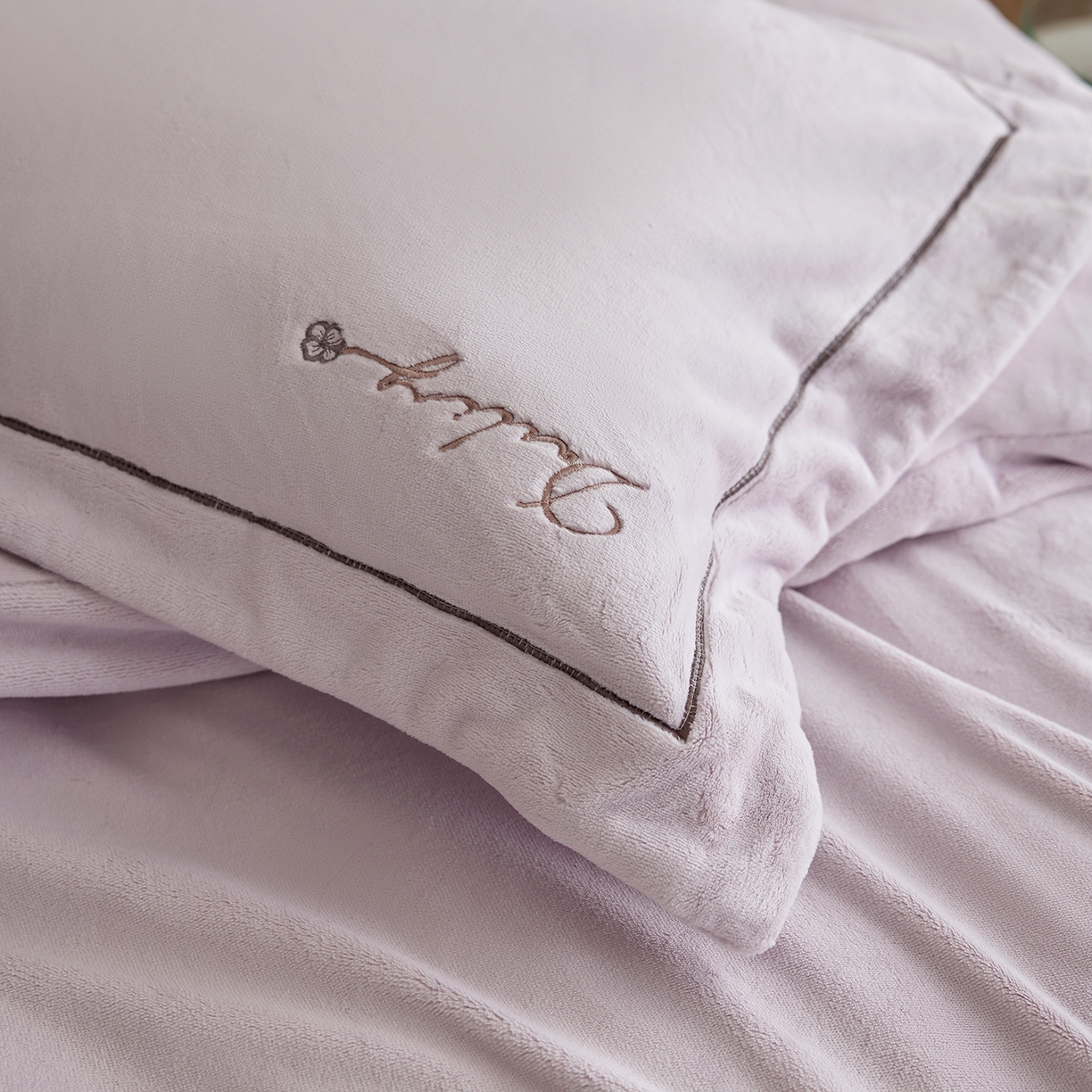 91家纺网 家纺一手货源 找家纺 蓝梦 2025新款亲肤舒适牛奶绒四件套-蔓蒂丝系列 浅紫