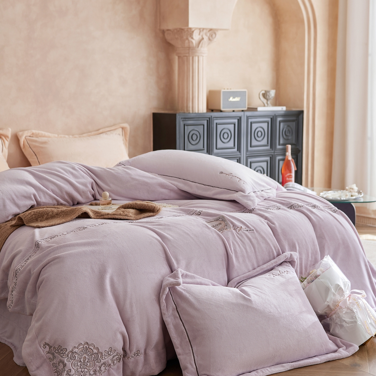 91家纺网 家纺一手货源 找家纺 蓝梦 2025新款亲肤舒适牛奶绒四件套-蔓蒂丝系列 浅紫