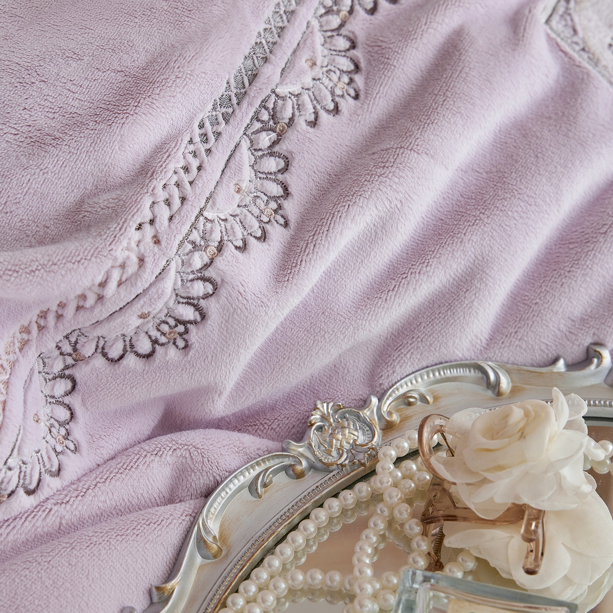 91家纺网 家纺一手货源 找家纺 蓝梦 2025新款亲肤舒适牛奶绒四件套-蔓蒂丝系列 浅紫