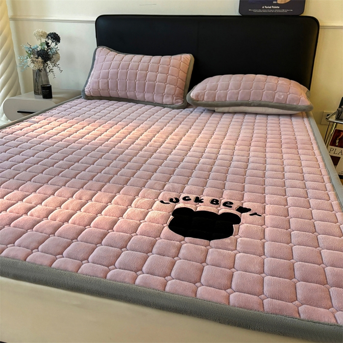 91家纺网 家纺一手货源 找家纺 喜居 2025新款luck熊牛奶绒床垫床褥子床护垫 LUCK熊-紫