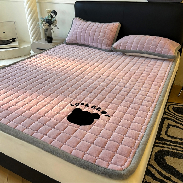 91家纺网 家纺一手货源 找家纺 喜居 2025新款luck熊牛奶绒床垫床褥子床护垫 LUCK熊-紫