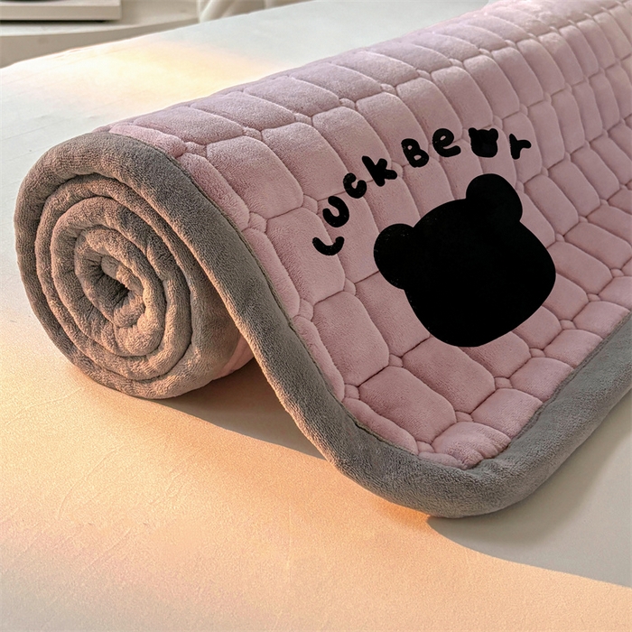 91家纺网 家纺一手货源 找家纺 喜居 2025新款luck熊牛奶绒床垫床褥子床护垫 LUCK熊-紫