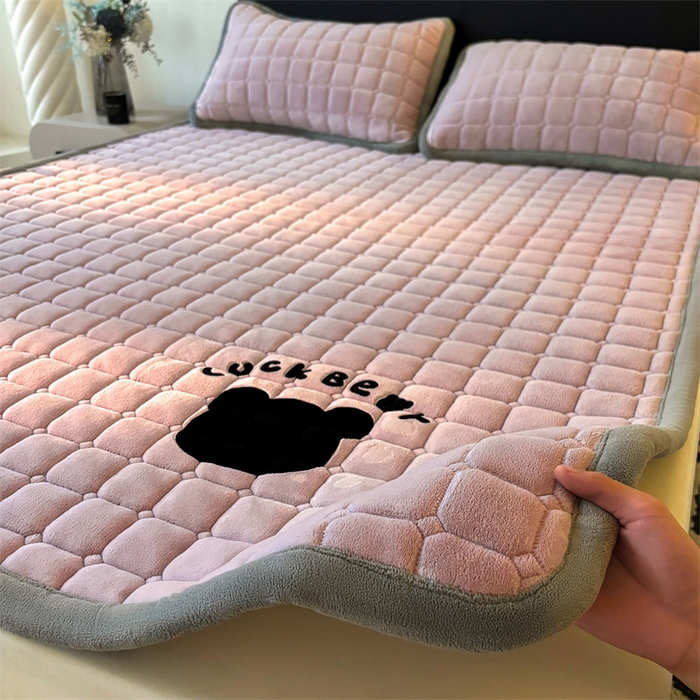 91家纺网 家纺一手货源 找家纺 喜居 2025新款luck熊牛奶绒床垫床褥子床护垫 LUCK熊-紫