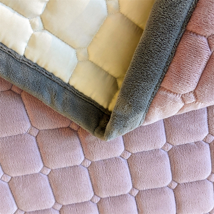 91家纺网 家纺一手货源 找家纺 喜居 2025新款luck熊牛奶绒床垫床褥子床护垫 LUCK熊-紫