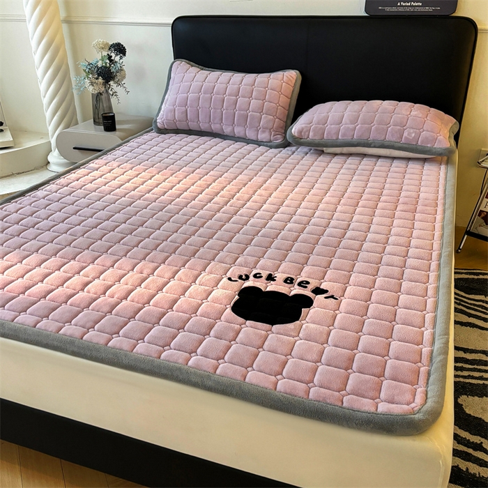 91家纺网 家纺一手货源 找家纺 喜居 2025新款luck熊牛奶绒床垫床褥子床护垫 LUCK熊-紫