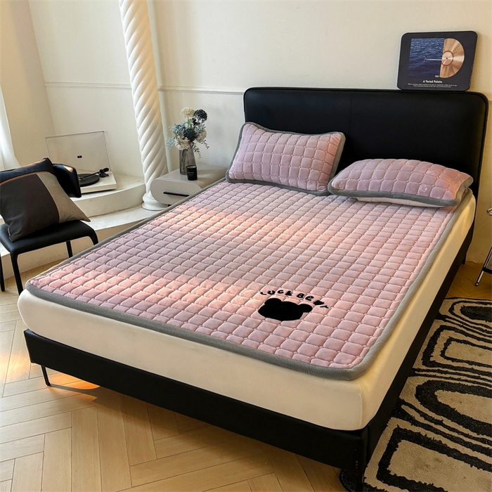 91家纺网 家纺一手货源 找家纺 喜居 2025新款luck熊牛奶绒床垫床褥子床护垫 LUCK熊-紫