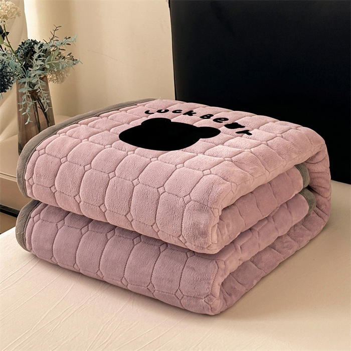 91家纺网 家纺一手货源 找家纺 喜居 2025新款luck熊牛奶绒床垫床褥子床护垫 LUCK熊-紫