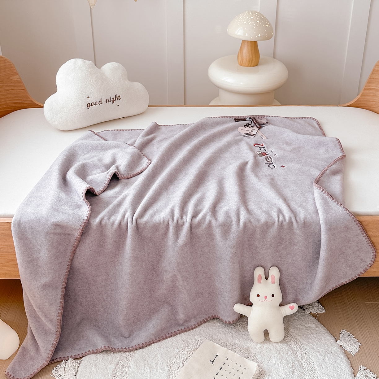 91家纺网 家纺一手货源 找家纺 小欢喜 2025新款多功能双面高克重獭獭绒盖毯 棕色