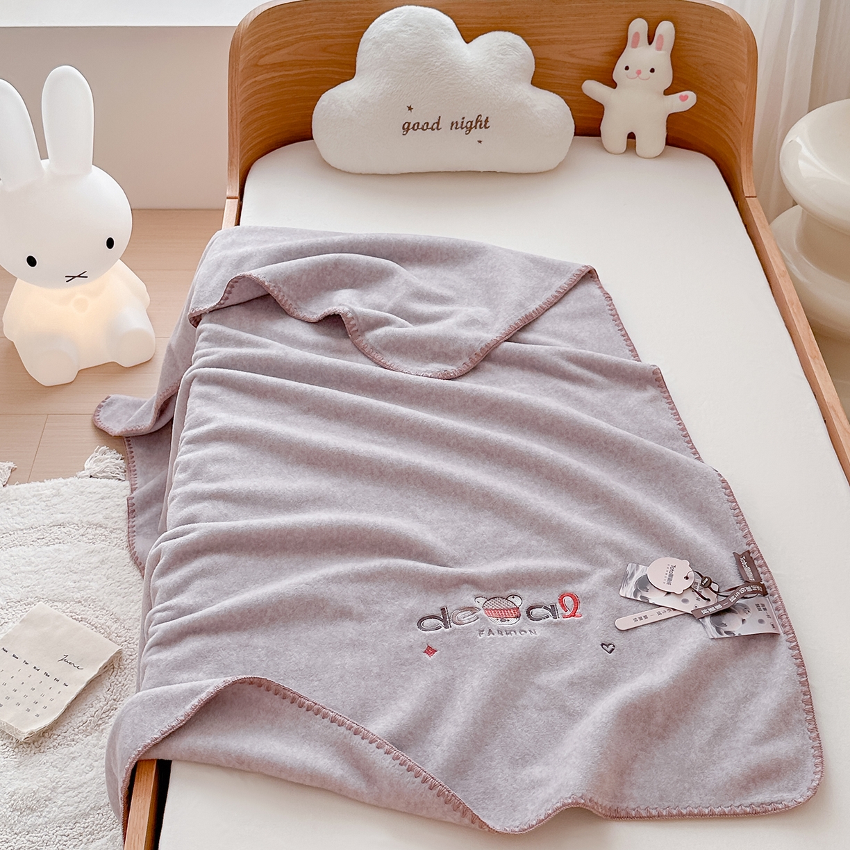 91家纺网 家纺一手货源 找家纺 小欢喜 2025新款多功能双面高克重獭獭绒盖毯 棕色