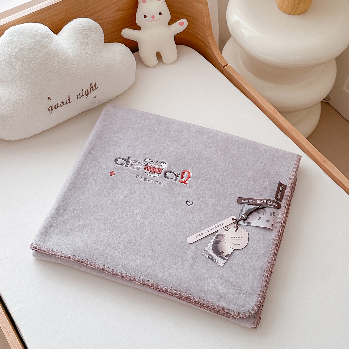 91家纺网 家纺一手货源 找家纺 小欢喜 2025新款多功能双面高克重獭獭绒盖毯 棕色