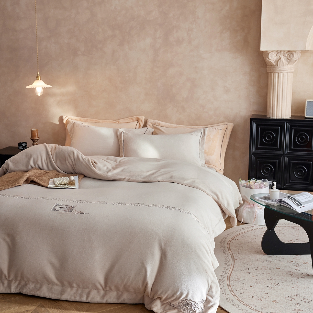 91家纺网 家纺一手货源 找家纺 蓝梦 2025新款亲肤舒适牛奶绒四件套-蔓蒂丝系列 新米色