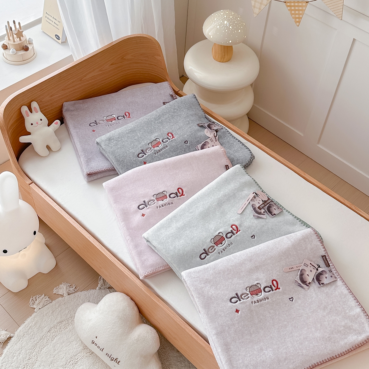 91家纺网 家纺一手货源 找家纺 小欢喜 2025新款多功能双面高克重獭獭绒盖毯 组合图仅供展示不可下单