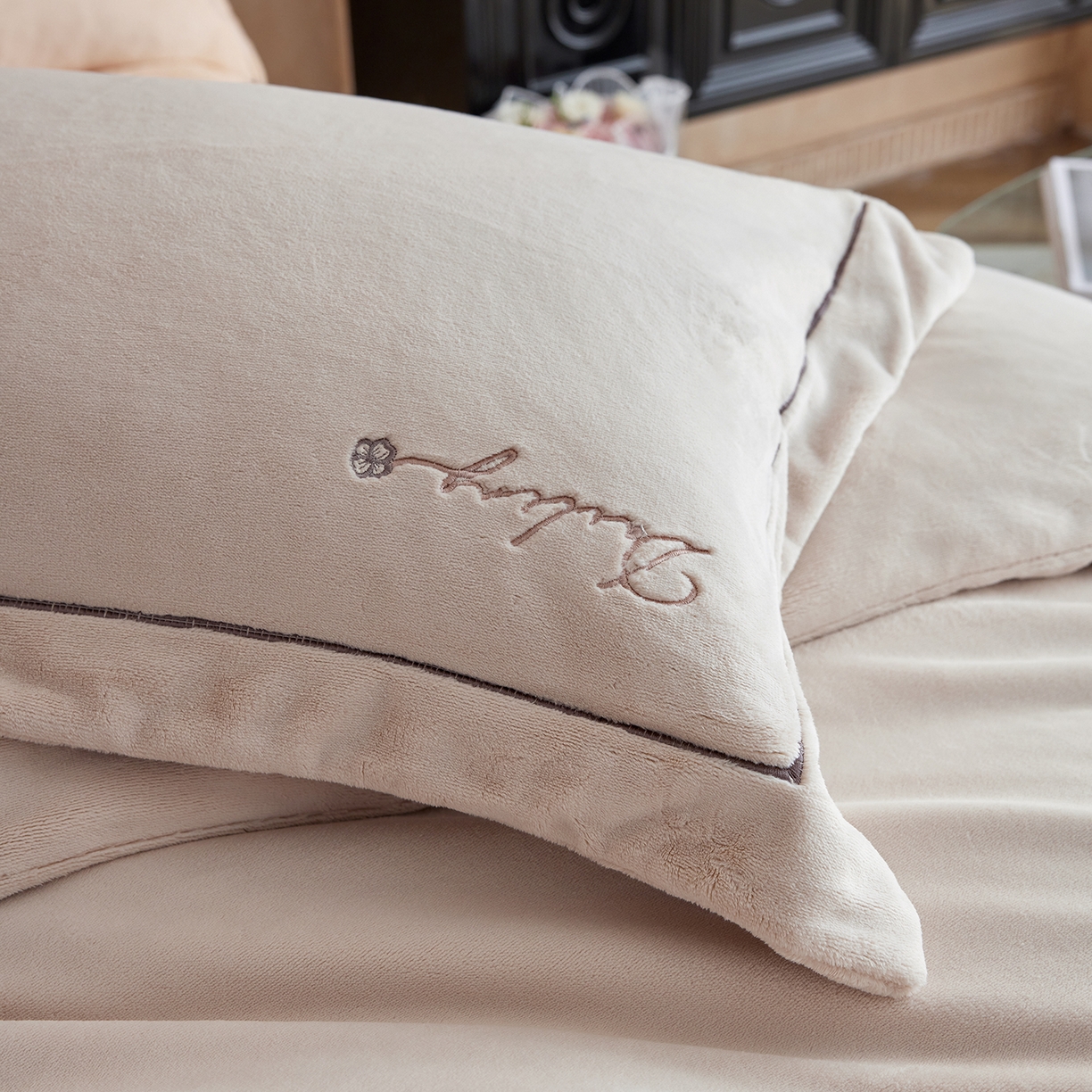 91家纺网 家纺一手货源 找家纺 蓝梦 2025新款亲肤舒适牛奶绒四件套-蔓蒂丝系列 新米色