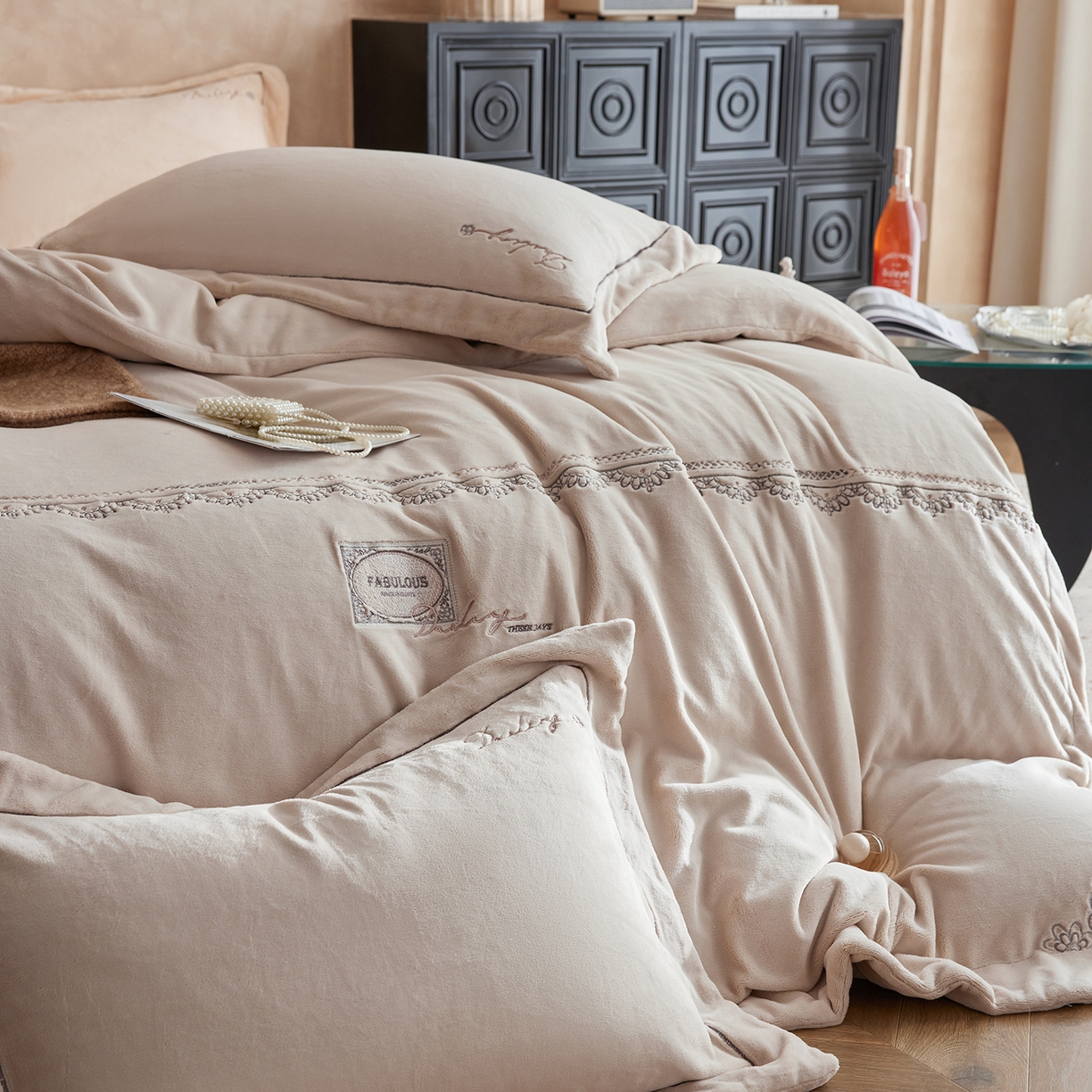 91家纺网 家纺一手货源 找家纺 蓝梦 2025新款亲肤舒适牛奶绒四件套-蔓蒂丝系列 新米色