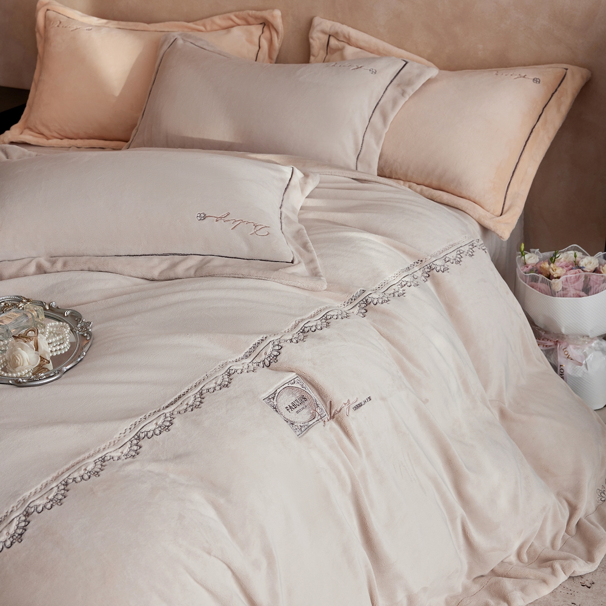 91家纺网 家纺一手货源 找家纺 蓝梦 2025新款亲肤舒适牛奶绒四件套-蔓蒂丝系列 新米色