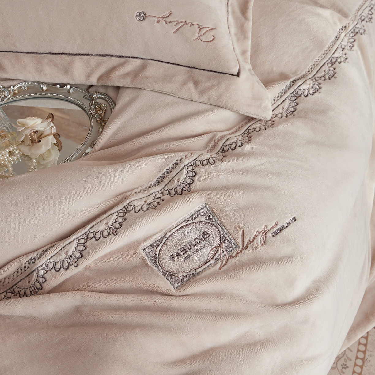 91家纺网 家纺一手货源 找家纺 蓝梦 2025新款亲肤舒适牛奶绒四件套-蔓蒂丝系列 新米色