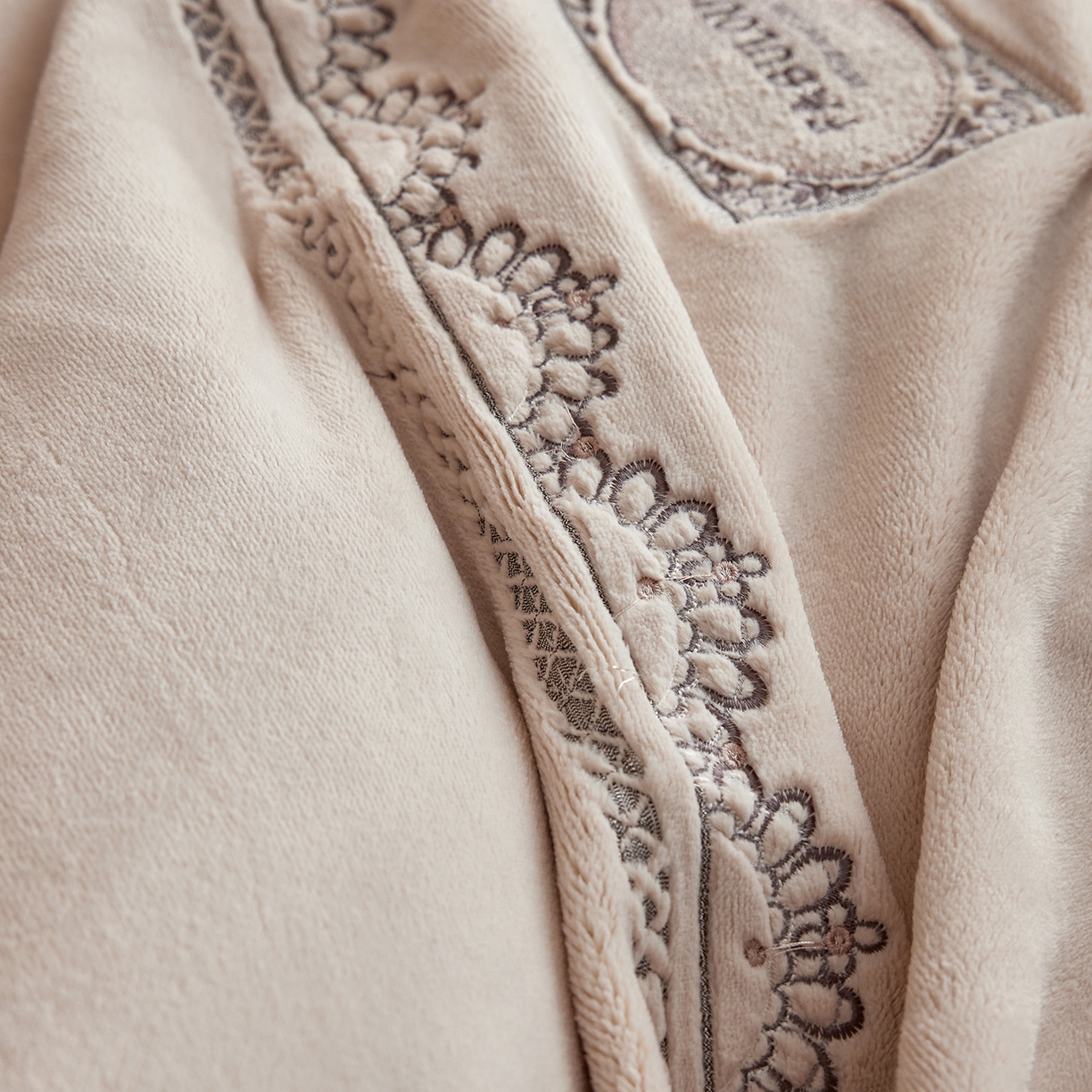 91家纺网 家纺一手货源 找家纺 蓝梦 2025新款亲肤舒适牛奶绒四件套-蔓蒂丝系列 新米色