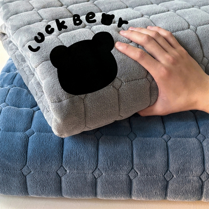 91家纺网 家纺一手货源 找家纺 喜居 2025新款luck熊牛奶绒床垫床褥子床护垫 组合图