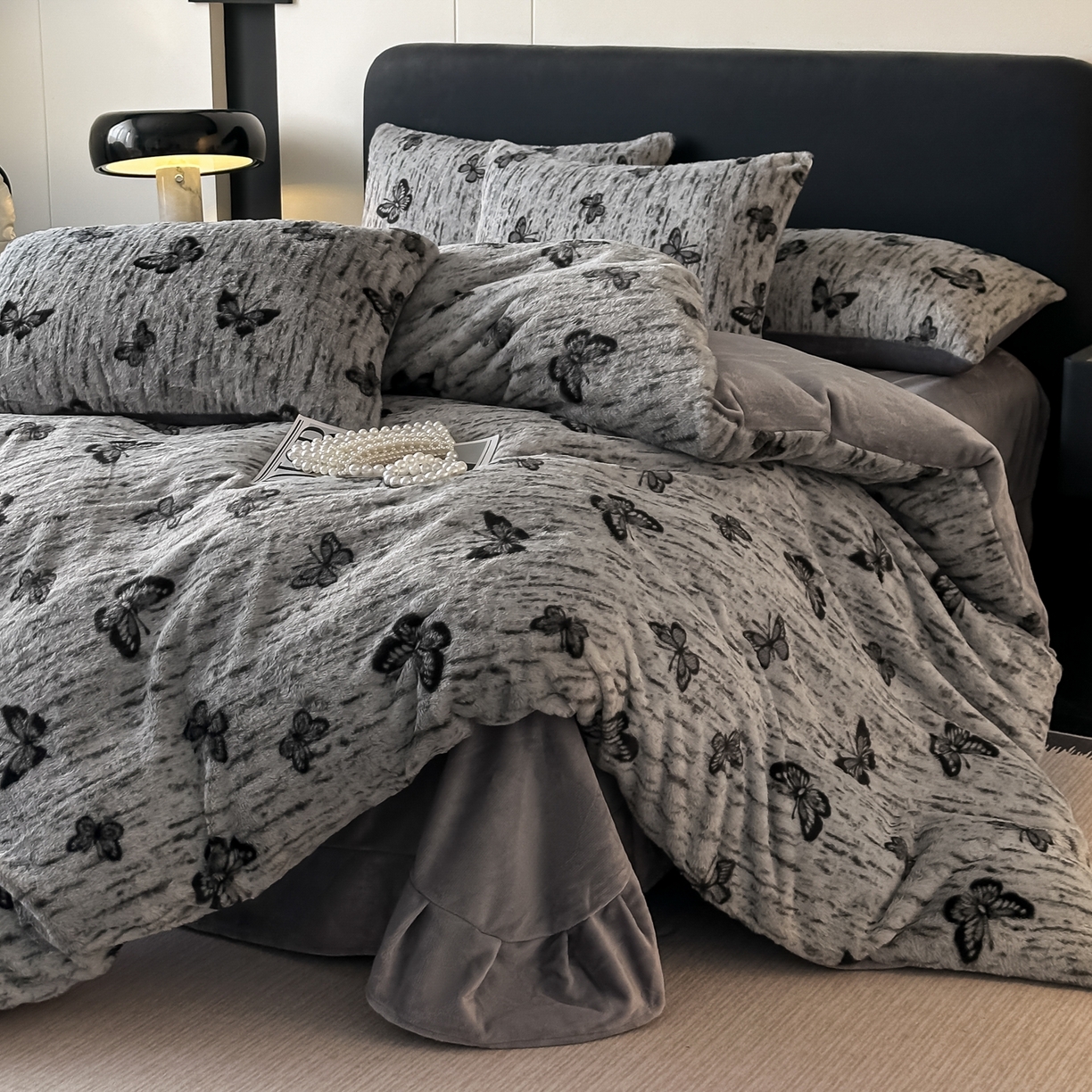 91家纺网 家纺一手货源 找家纺 （总）鸿羽樱家纺《原伊菲晓》 2025新款美拉德复古印花抽条兔毛绒床裙款四件套