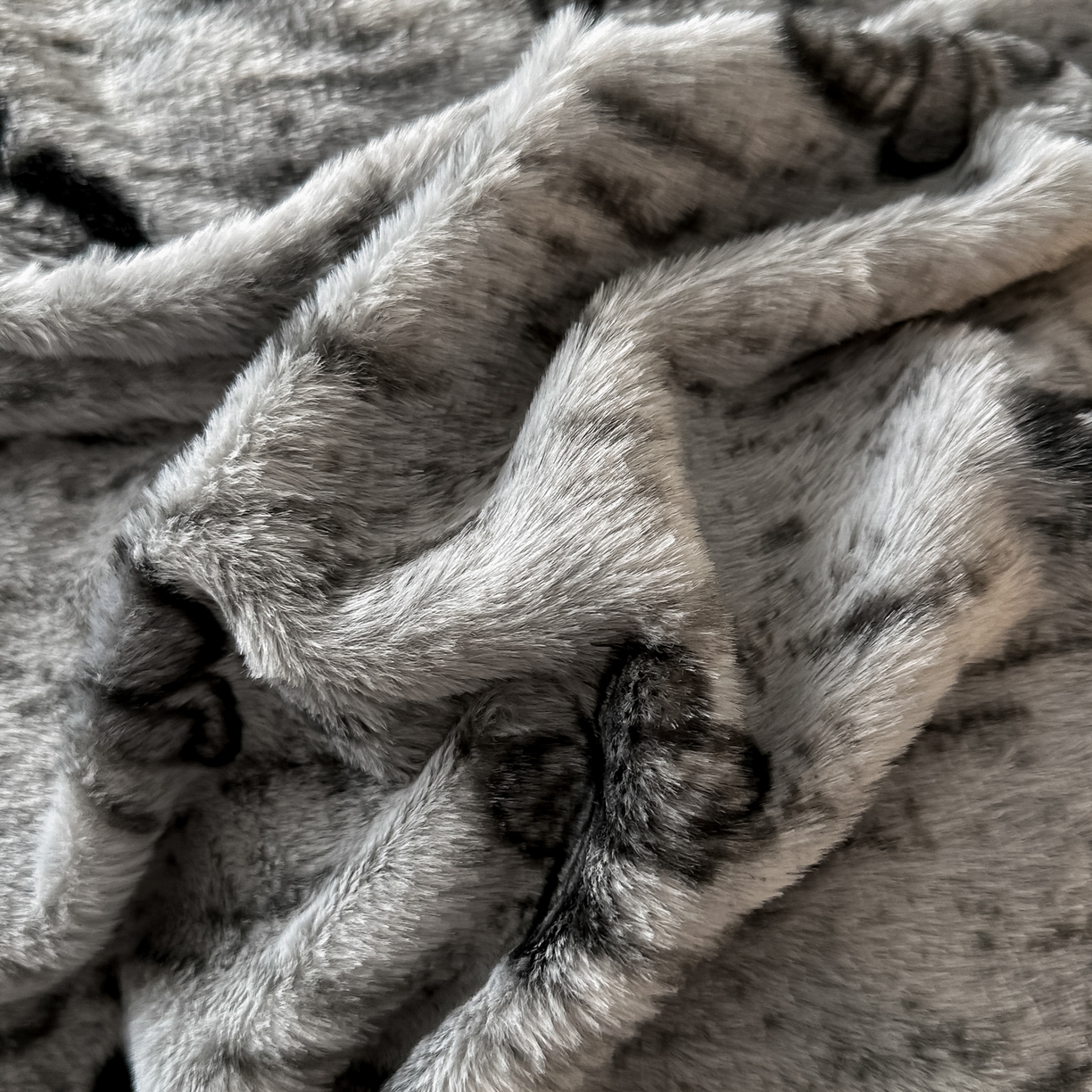 91家纺网 家纺一手货源 找家纺 鸿羽樱家纺《原伊菲晓》 2025新款美拉德复古印花抽条兔毛绒床裙款四件套 蝴蝶仙子