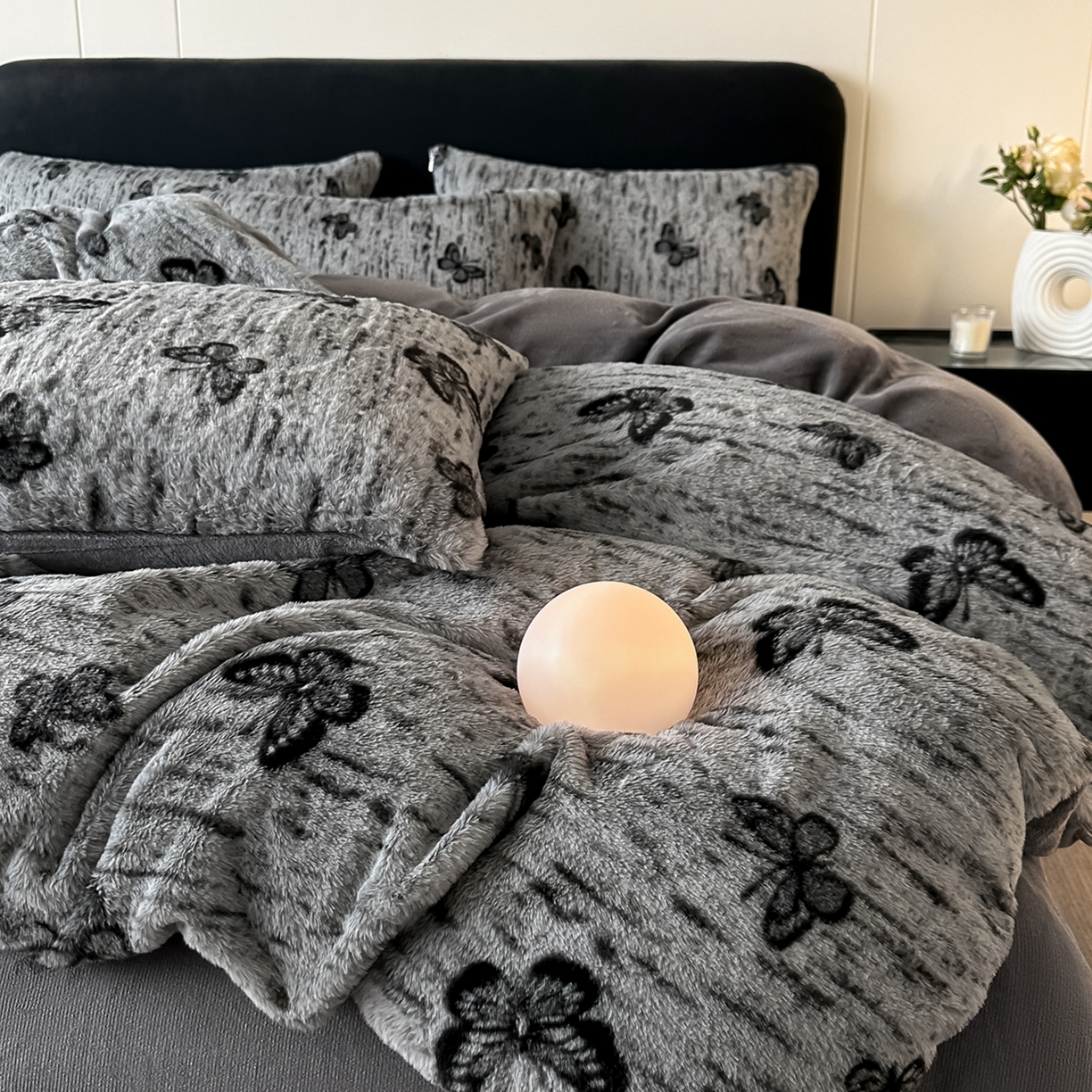 91家纺网 家纺一手货源 找家纺 鸿羽樱家纺《原伊菲晓》 2025新款美拉德复古印花抽条兔毛绒床裙款四件套 蝴蝶仙子