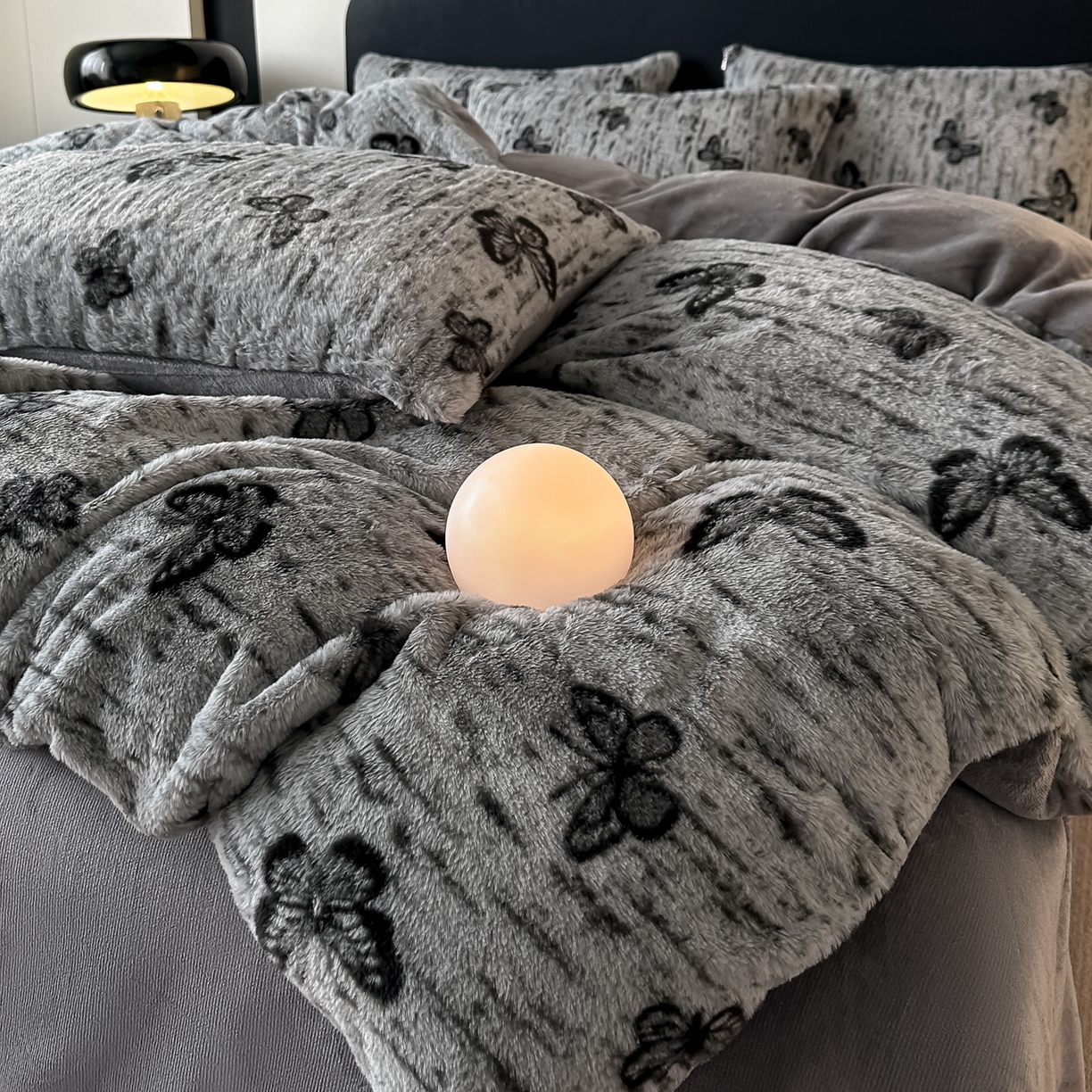 91家纺网 家纺一手货源 找家纺 鸿羽樱家纺《原伊菲晓》 2025新款美拉德复古印花抽条兔毛绒床裙款四件套 蝴蝶仙子