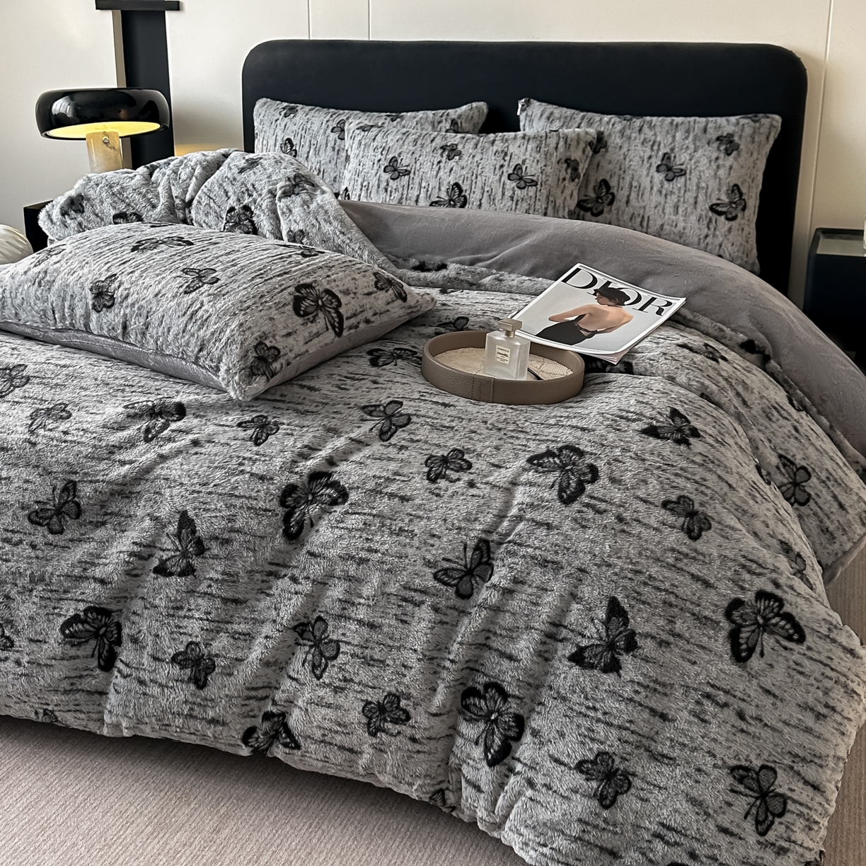 91家纺网 家纺一手货源 找家纺 鸿羽樱家纺《原伊菲晓》 2025新款美拉德复古印花抽条兔毛绒床裙款四件套 蝴蝶仙子