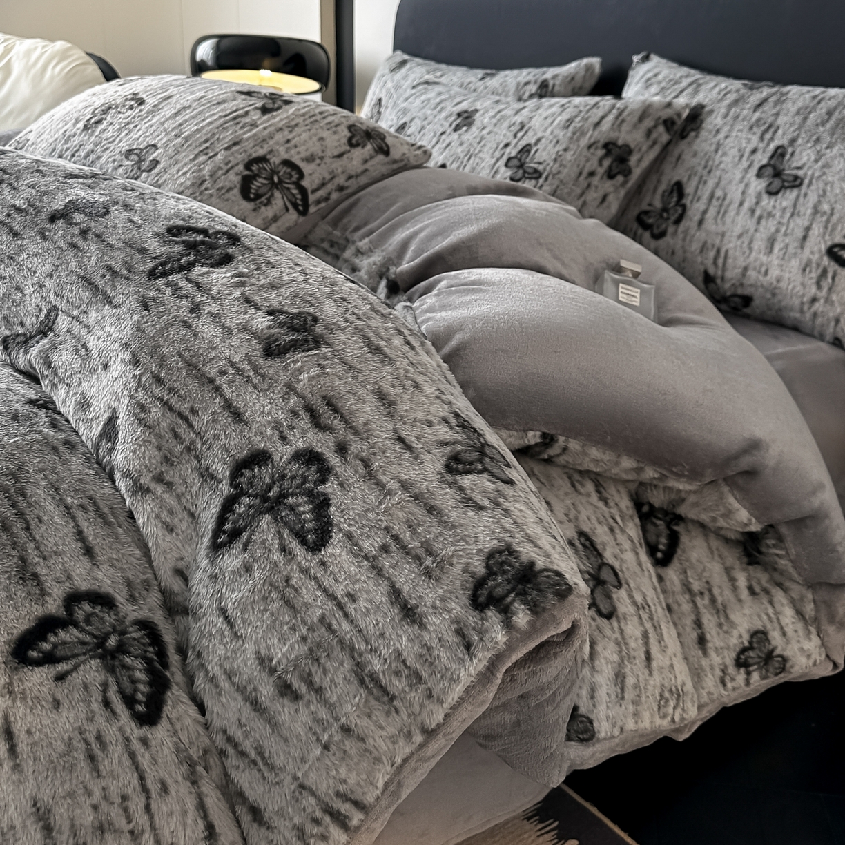 91家纺网 家纺一手货源 找家纺 鸿羽樱家纺《原伊菲晓》 2025新款美拉德复古印花抽条兔毛绒床裙款四件套 蝴蝶仙子