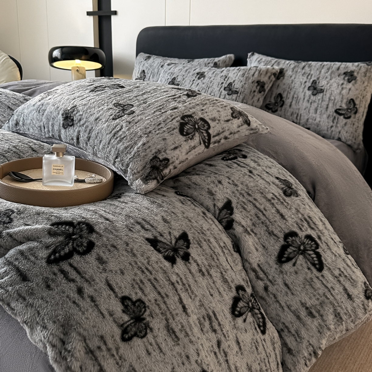 91家纺网 家纺一手货源 找家纺 鸿羽樱家纺《原伊菲晓》 2025新款美拉德复古印花抽条兔毛绒床裙款四件套 蝴蝶仙子