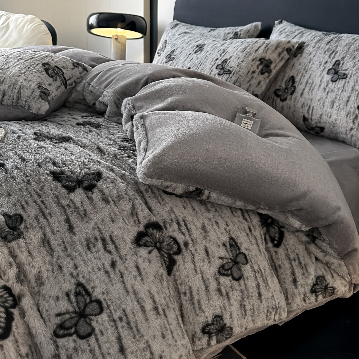 91家纺网 家纺一手货源 找家纺 鸿羽樱家纺《原伊菲晓》 2025新款美拉德复古印花抽条兔毛绒床裙款四件套 蝴蝶仙子